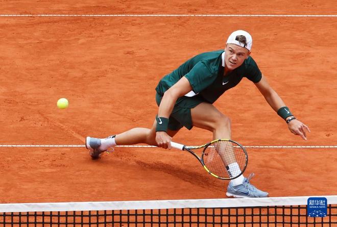 不仅凭借 不仅凭借